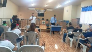 Gelilson usa a fala na assembleia dos servidores municipais em Tuntum.